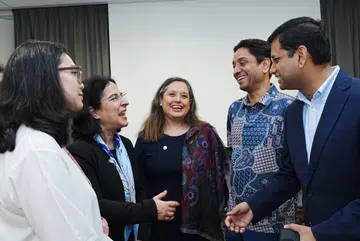 Menteri Negara (Tenaga Manusia merangkap Kebudayaan, Masyarakat dan Belia), Encik Dinesh Vasu Dash (dua dari kanan) berinteraksi dengan (dari kiri) Anggota Parlimen (AP) GRC East Coast, Cik Hazlina Abdul Halim; Pelapor Khas Pertubuhan Bangsa-Bangsa Bersatu (PBB) mengenai Kebebasan Beragama atau Berkepercayaan, Dr Nazila Ghanea; Pengarah IPPFoRB, Cik Fernando San Martin; dan Pengasas dan Presiden Roses of Peace, Encik Mohamed Irshad Abbas Ali.