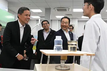 PEMBUKAAN MAKMAL BARU: (Dari kiri) Menteri Pendidikan, Encik Chan Chun Sing; Pengetua/Ketua Pegawai Eksekutif Politeknik Republic (RP), Encik Yeo Li Pheow; dan Pengarah Urusan Shimadzu, Encik Tetsuya Tanigaki, berinteraksi dengan seorang pelajar semasa pelancaran STAR Lab di RP semalam. - Foto BH oleh CHONG JUN LIANG