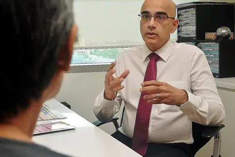 LEBIH SELESA SELEPAS RAWATAN: Cik Mary (kiri), yang lebih setahun mengalami masalah 'Pelvic Organ Prolapse' atau Prolaps Organ Pelvik (POP) kini berasa lebih selesa selepas mendapatkan rawatan daripada Dr Suresh Nair. - Foto KHALID BABA