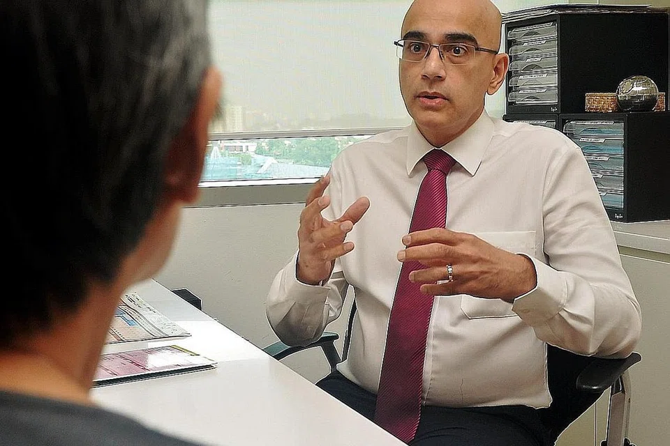 LEBIH SELESA SELEPAS RAWATAN: Cik Mary (kiri), yang lebih setahun mengalami masalah 'Pelvic Organ Prolapse' atau Prolaps Organ Pelvik (POP) kini berasa lebih selesa selepas mendapatkan rawatan daripada Dr Suresh Nair. - Foto KHALID BABA