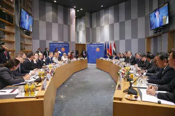 MESYUARAT PEMIMPIN ASEAN-KESATUAN EROPAH: Perdana Menteri Lee Hsien Loong (di meja sebelah kanan, tujuh dari kanan) menghadiri mesyuarat ASEM di Brussels, Belgium. - Foto ONG WEE JIN