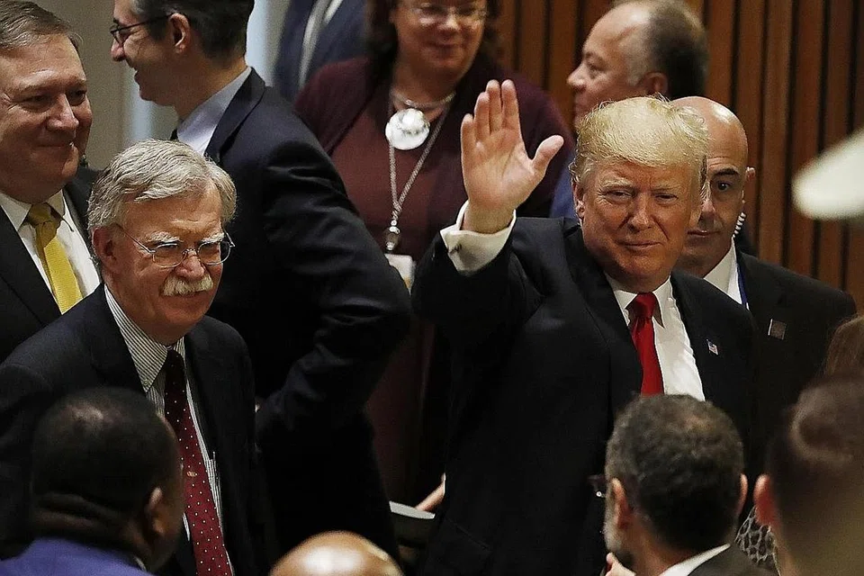TIDAK SEHALUAN LAGI: Encik Trump (kanan) menyatakan beliau tidak bersetuju dengan kebanyakan daripada cadangan Encik Bolton (kiri). - Foto EPA-EFE