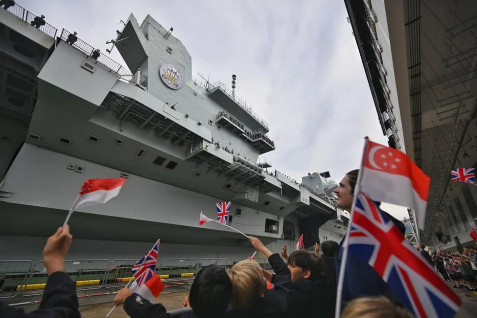 royal marines, pancaragam, hms prince of wales, marina bay, britain, S’pura