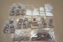 RAMPASAN CNB: Bungkusan dan straw yang mengandungi heroin dan Ice dirampas daripada unit kejiranan di daerah Ang Mo Kio Avenue 10 sewaktu operasi CNB pada 21 Februari 2021 - Foto CNB 