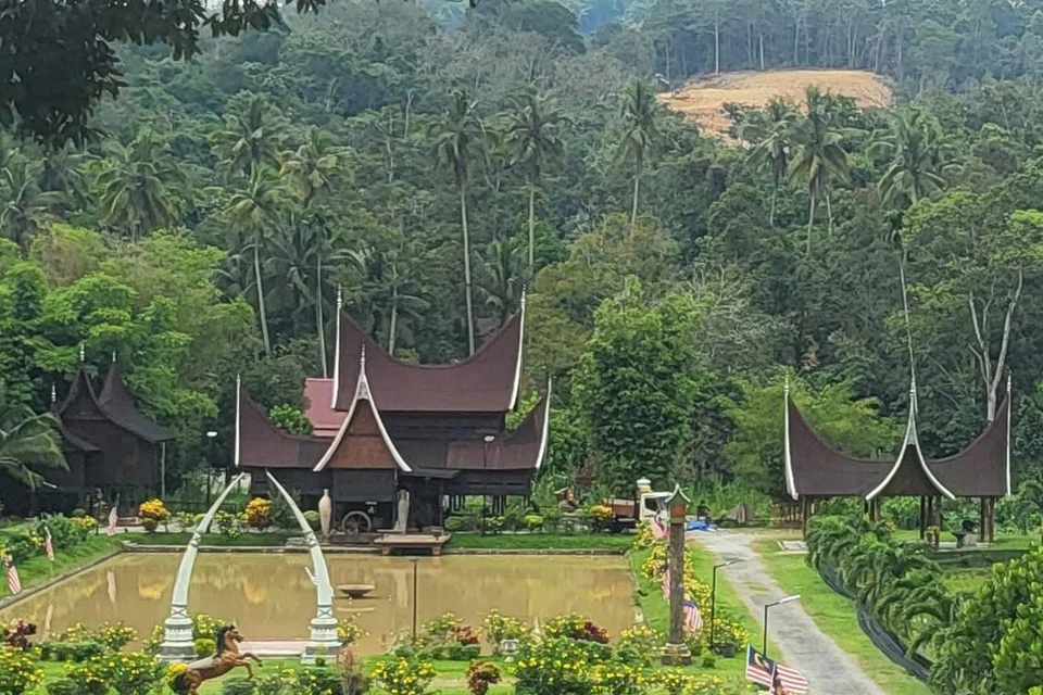 Rumah Gadang Budi, sebuah rumah besar Minangkabau di Kampung Gagu di Kuala Klawang, Jelebu, Negeri Sembilan. Asalnya ia dibina tanpa menggunakan paku pada 1912 sebagai tempat perbincangan berkaitan adat dan tradisi Minangkabau di Gunung Pasir di Sri Menanti, iaitu bandar diraja pusat pemerintahan raja pertama Negeri Sembilan, Raja Melewar. Tetapi ia dipindahkan ke Kampung Gagu selepas Seremban dijadikan ibu negeri Negeri Sembilan.