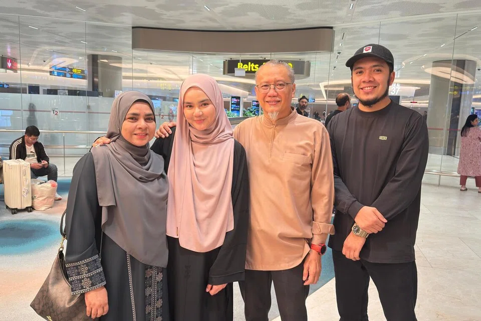 Pelajar tahun kedua di Universiti Yarmouk, Raja Nur Syakirah Raja Muzaffar Shah, 21 tahun (dua dari kiri), bersama ahli keluarganya di Terminal 2 Lapangan Terbang Changi pada 13 Mac. Mereka terdiri daripada (dari kiri) ibu, Cik Saadiah Mohd Habib; ayah, Raja Muzaffar Shah Raja Rosli; dan abang, Ustaz Raja Lutfil Hadi Raja Muzaffar Shah.