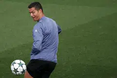 MEREBUT GELARAN PEMAIN TERBAIK DUNIA: Lionel Messi, Neymar, dua tunggak Leicester City, Jamie Vardy dan Riyad Mahrez, Luis Suarez dan Cristiano Ronaldo (atas) dalam senarai pendek seramai 30 pemain bagi merebut Anugerah Pemain Terbaik Dunia Ballon d'Or yang akan diumumkan Januari ini. - Foto AFP 