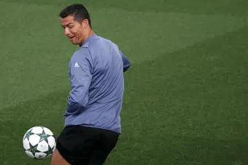 MEREBUT GELARAN PEMAIN TERBAIK DUNIA: Lionel Messi, Neymar, dua tunggak Leicester City, Jamie Vardy dan Riyad Mahrez, Luis Suarez dan Cristiano Ronaldo (atas) dalam senarai pendek seramai 30 pemain bagi merebut Anugerah Pemain Terbaik Dunia Ballon d'Or yang akan diumumkan Januari ini. - Foto AFP 