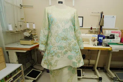 Antara rekaan baju kurung moden dengan kain broked yang direka tukang jahit, Cik Salinah Salim. 