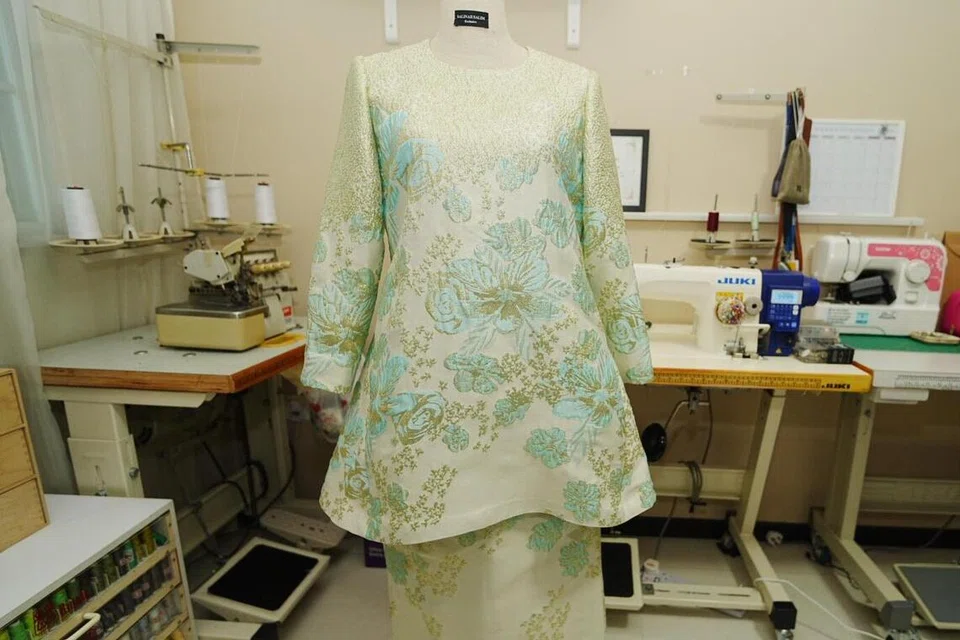 Antara rekaan baju kurung moden dengan kain broked yang direka tukang jahit, Cik Salinah Salim. 