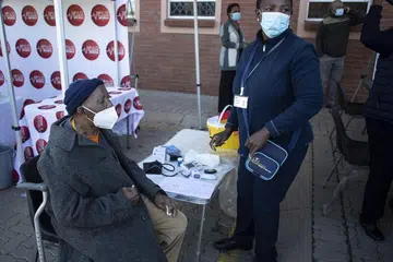 KETINGGALAN DARI SEGI VAKSINASI: Seorang lelaki warga emas menjalani ujian pravaksinasinya di Johannesburg, Afrika Selatan, negara yang disifatkan ketinggalan di dunia dalam menggerakkan program vaksinasi. - Foto EPA-EFE/KIM LUDBROOK 