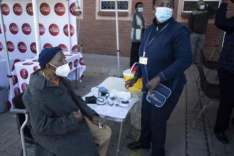 KETINGGALAN DARI SEGI VAKSINASI: Seorang lelaki warga emas menjalani ujian pravaksinasinya di Johannesburg, Afrika Selatan, negara yang disifatkan ketinggalan di dunia dalam menggerakkan program vaksinasi. - Foto EPA-EFE/KIM LUDBROOK 