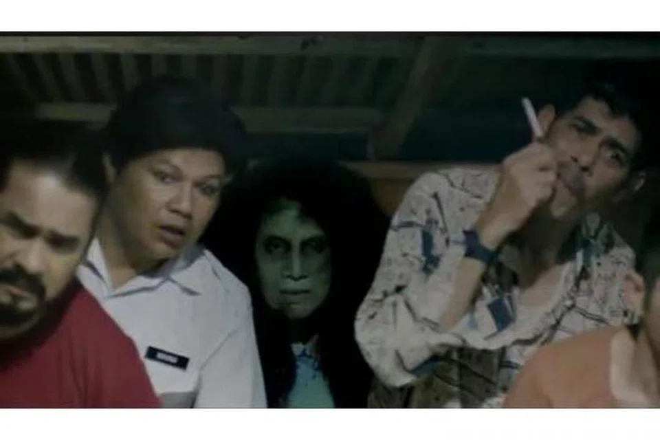 JELINGAN SAHAJA MAMPU CUIT HATI: Delimawati (dua dari kanan) dengan berkesannya memainkan watak Hantu Kak Limah, yang meskipun tidak banyak dialog, berjaya mencuit hati di kala menghantui hidup (dari kiri) Husin (lakonan Awie), Nayan (Ropie Cecupak) dan Yeh Sekupang (Rab Khalid). - Foto ASTRO SHAW