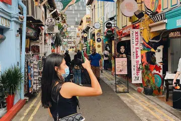 SENANG HATI: Raducanu berkongsi di Instagram beberapa gambar beliau yang dipetik di beberapa tempat pelancongan dan tempat makan di Singapura. - Foto EMMA RADUCANU/INSTAGRAM