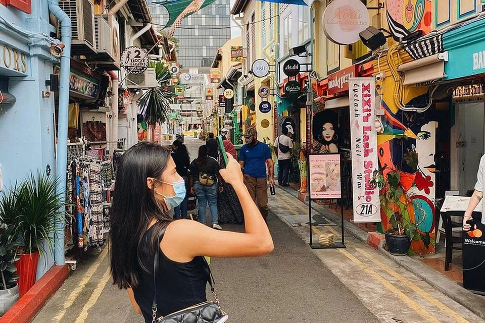 SENANG HATI: Raducanu berkongsi di Instagram beberapa gambar beliau yang dipetik di beberapa tempat pelancongan dan tempat makan di Singapura. - Foto EMMA RADUCANU/INSTAGRAM