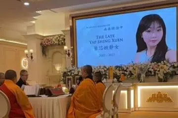 Tangkap layar daripada video di upacara menghormati pelajar perempuan berusia 16 tahun yang maut ditikam di sekolahnya di Bandar Utama. 