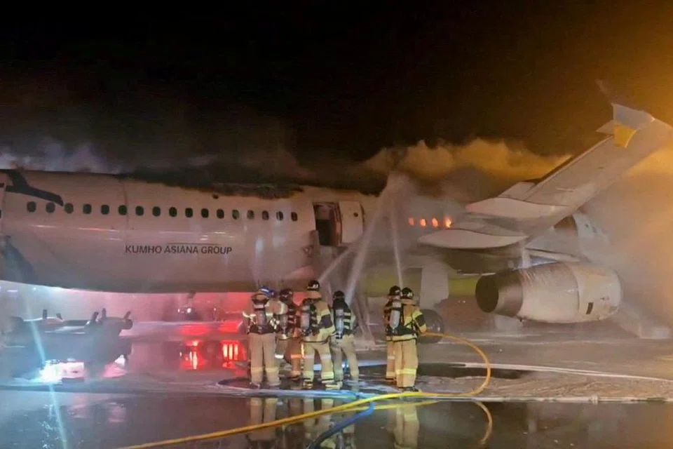 Foto fail menunjukkan anggota bomba berusaha memadamkan api dari pesawat Air Busan di Lapangan Terbang Antarabangsa Gimhae, Busan, Korea Selatan, 28 Januari 2025.