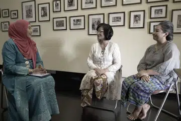 DAPATKAN PANDANGAN PAKAR: The BM Show minggu ini hos Hanim Mohd Saleh (kiri) telah menemuramah dua pakar yang mengongsi asal usul busana wanita Melayu sepanjang zaman, Cik Ratianah Tahir (dua dari kiri), pemilik butik Ratianah dan kurator Taman Warisan Melayu, Cik Suhaili Osman (tiga dari kiri). - Foto BM