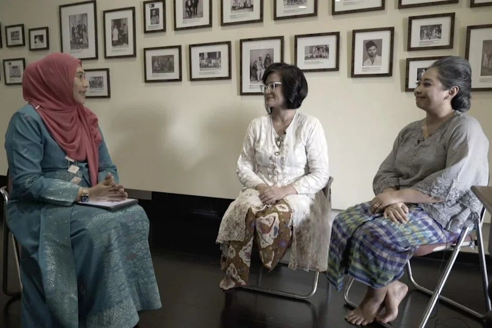DAPATKAN PANDANGAN PAKAR: The BM Show minggu ini hos Hanim Mohd Saleh (kiri) telah menemuramah dua pakar yang mengongsi asal usul busana wanita Melayu sepanjang zaman, Cik Ratianah Tahir (dua dari kiri), pemilik butik Ratianah dan kurator Taman Warisan Melayu, Cik Suhaili Osman (tiga dari kiri). - Foto BM