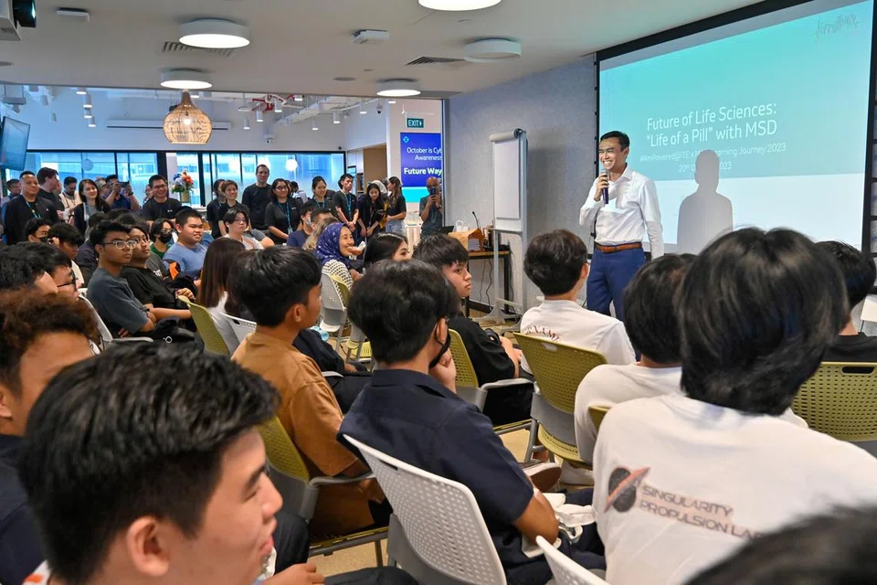 SERTAI LAWATAN: Tetamu terhormat, Anggota Parlimen GRC Jalan Besar, Dr Wan Rizal Wan Zakariah memberi ucapan kepada para mentor dari firma MSD Pharma (Singapore) dan pelajar ITE semasa lawatan sambil belajar ke firma itu.