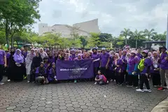 SOKONG PESAKIT BARAH: (berdiri, barisan depan, sembilan dari kanan) Penasihat Perubatan Persatuan Ain, Profesor Fatimah Lateef, bersama peserta dari Persatuan Ain dalam acara ‘World Cancer Walk 2024’. 