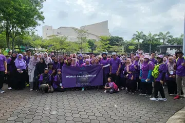 SOKONG PESAKIT BARAH: (berdiri, barisan depan, sembilan dari kanan) Penasihat Perubatan Persatuan Ain, Profesor Fatimah Lateef, bersama peserta dari Persatuan Ain dalam acara ‘World Cancer Walk 2024’. 