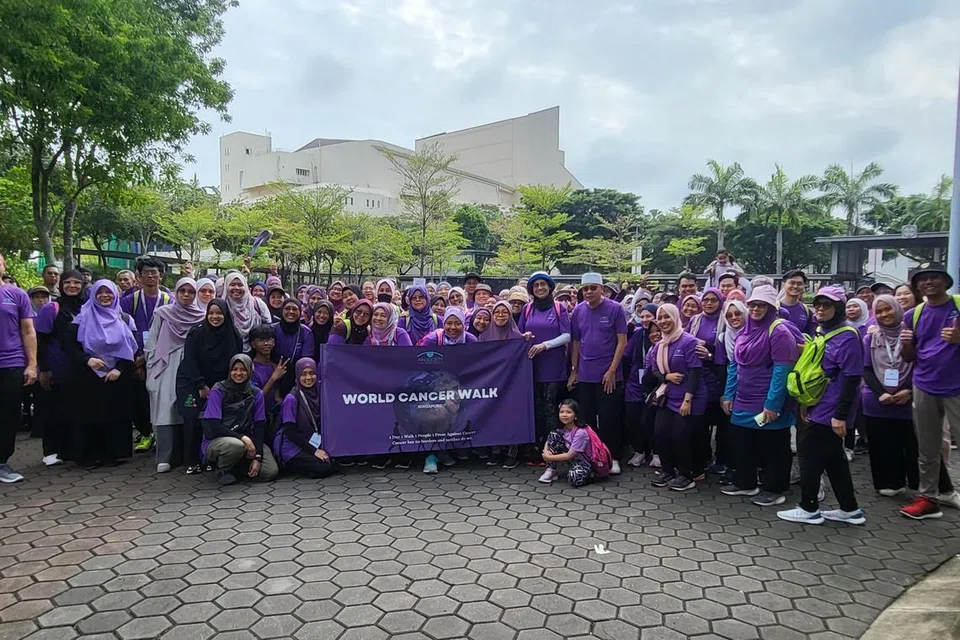 SOKONG PESAKIT BARAH: (berdiri, barisan depan, sembilan dari kanan) Penasihat Perubatan Persatuan Ain, Profesor Fatimah Lateef, bersama peserta dari Persatuan Ain dalam acara ‘World Cancer Walk 2024’. 