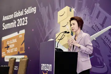 BERI SOKONGAN: Menteri Negara (Perdagangan dan Perusahaan), Cik Low Yen Ling berkata perusahaan Singapura berada dalam kedudukan yang baik untuk menjual kepada pasaran global dan Amerika di Sidang Kemuncak Jualan Global Amazon 2023 (Asia Tenggara) di Pusat Konvensyen dan Ekspo Sands pada 11 Oktober. 