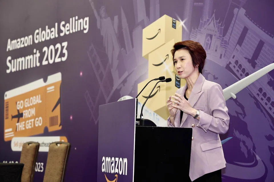 BERI SOKONGAN: Menteri Negara (Perdagangan dan Perusahaan), Cik Low Yen Ling berkata perusahaan Singapura berada dalam kedudukan yang baik untuk menjual kepada pasaran global dan Amerika di Sidang Kemuncak Jualan Global Amazon 2023 (Asia Tenggara) di Pusat Konvensyen dan Ekspo Sands pada 11 Oktober. 