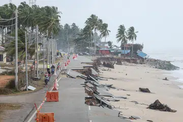 Keadaan jalan di Kampung Tanjung, Batu Rakit, Kuala Nerus, Terengganu, yang rosak teruk akibat hakisan pantai ekoran dibadai ombak besar sejak beberapa hari lalu.