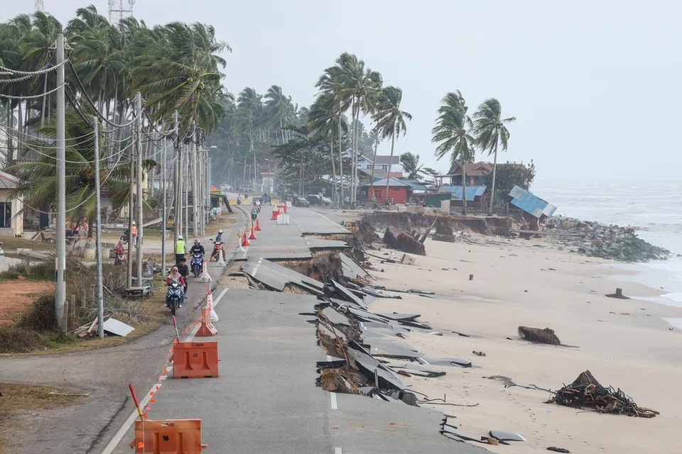 Keadaan jalan di Kampung Tanjung, Batu Rakit, Kuala Nerus, Terengganu, yang rosak teruk akibat hakisan pantai ekoran dibadai ombak besar sejak beberapa hari lalu.