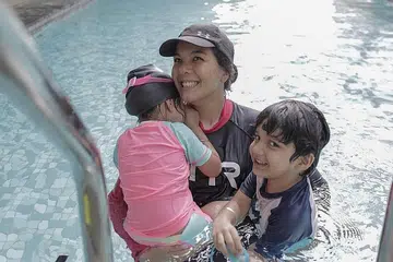 CITA-CITA MILIKI TEMPAT RENANG SENDIRI: Sebagai jurulatih renang bebas, Cik Nadya kini mengajar renang kepada individu atau secara berkumpulan. - Foto BM oleh IQBAL FAIZAL