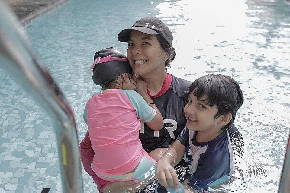 CITA-CITA MILIKI TEMPAT RENANG SENDIRI: Sebagai jurulatih renang bebas, Cik Nadya kini mengajar renang kepada individu atau secara berkumpulan. - Foto BM oleh IQBAL FAIZAL