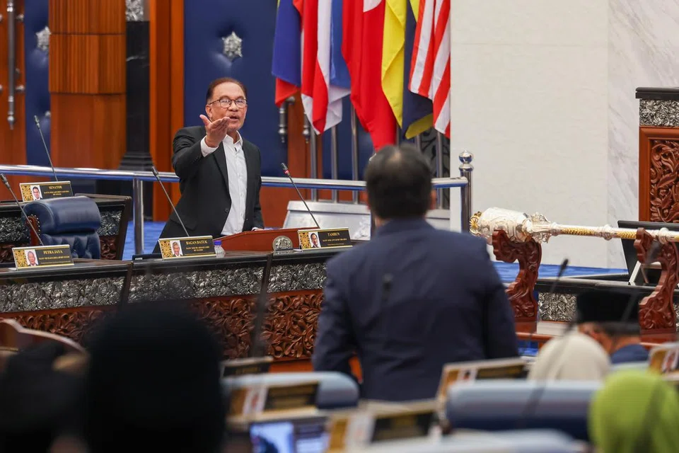 BERBALAH: Seorang Ahli Parlimen (AP) pembangkang sedang berbalah dan mengeluarkan perkataan tidak wajar kepada Datuk Seri Anwar Ibrahim di Parlimen Malaysia pada September.