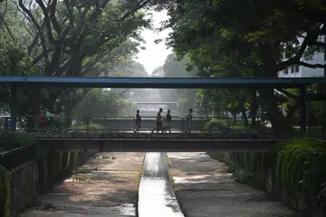 Sebuah jambatan yang memudahkan penduduk melintasi longkang besar di Toa Payoh (gambar hiasan)