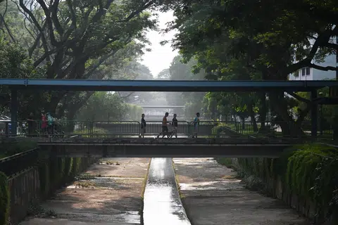 Sebuah jambatan yang memudahkan penduduk melintasi longkang besar di Toa Payoh (gambar hiasan)