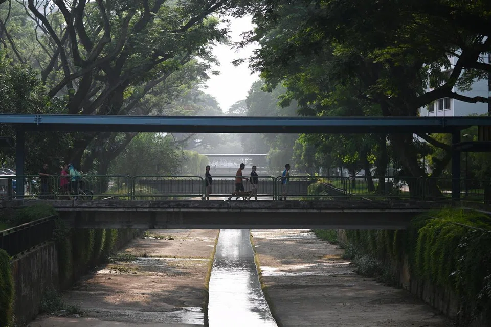 Sebuah jambatan yang memudahkan penduduk melintasi longkang besar di Toa Payoh (gambar hiasan)