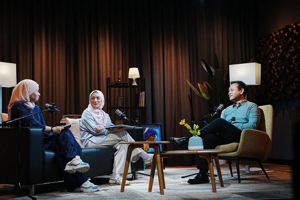 Dalam podcast NoTapis kali ini, Menteri Negara Kanan (Pertahanan merangkap Tenaga Manusia), Encik Zaqy Mohamad, berkata tentang langkah proaktif untuk menyokong kesejahteraan emosi Anggota Perkhidmatan Negara Sepenuh Masa (NSF), bersama penerbit podcast, Cik Natasha Mustafa (dua dari kiri) dan penerbit eksekutif, Cik Siti Aisyah Nordin.