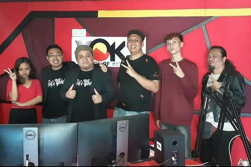 SAMBUNG PROMOSI: Band Singapura, Life Petal, tidak sabar berkunjung ke Malaysia untuk meneruskan promosi lagu dan membuat persembahan 'live'. Foto ini dirakam di radio swasta VokFM di Sabah sebelum Perintah Kawalan Pergerakan (PKP) berkuat kuasa. - Foto LIFE PETAL