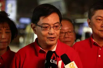 USAHA SEPADU ATASI COVID-19: Timbalan Perdana Menteri, Encik Heng Swee Keat, dalam catatan di Facebook yang dimuatnaik pada 3.45 petang tadi, menyatakan sebahagian besar masanya beliau telah bekerja dari rumah sejak 'pemutus litar' dilaksanakan. 