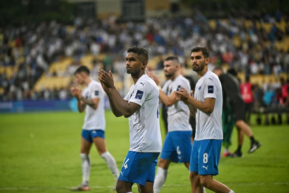 Pemain Lion City Sailors mengucapkan terima kasih kepada penyokong yang hadir di Bishan Stadium. Walaupun pasukan Liga Perdana Singapura (SPL) itu akhirnya kalah 1-2 kepada Sharjah FC dalam final Liga Juara-Juara Asia 2 (ACL2) Konfederasi Bola Sepak Asia (AFC) pada 18 Mei, penyokong mereka tetap berasa bangga atas pencapaian dan prestasi mereka musim ini. 