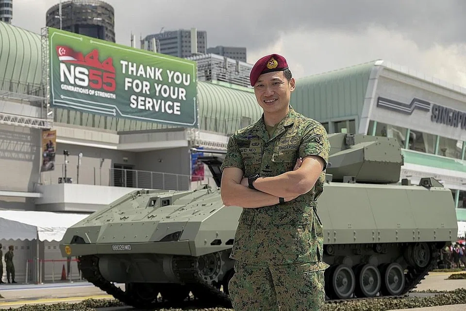 SEDIA TANGANI CABARAN BARU: Panglima Tentera Darat, Brigadier Jeneral David Neo, kelihatan bersama kenderaan berperisai 'Hunter' di bangunan pit Formula Satu, Marina Bay, di mana acara rumah terbuka tentera darat akan berlangsung dari 28 hingga 30 Mei ini. - Foto MINDEF