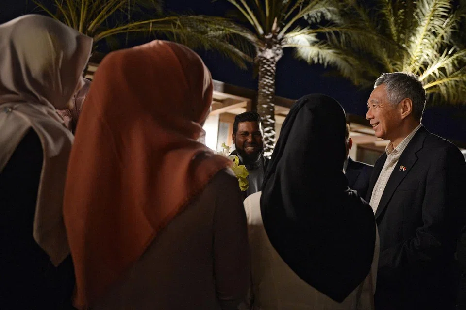 IKUTI PERKEMBANGAN TERKINI: Perdana Menteri Lee Hsien Loong menggalak pelajar Singapura yang menuntut di Jordan supaya mengikuti perkembangan terkini di Singapura dalam satu majlis jamuan di Grand Hyatt Sabtu lalu.