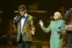 ‘Otai’ yang masih berbisa, Datuk Jamal Abdillah (kiri), dan Salamiah Hassan, membawakan lagu Jay Jay dan Dayangku Intan, ‘Kita Insan Biasa’ dengan vokal menenangkan dan karisma tersendiri.