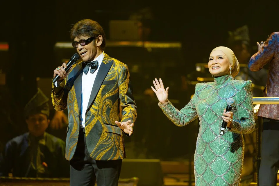‘Otai’ yang masih berbisa, Datuk Jamal Abdillah (kiri), dan Salamiah Hassan, membawakan lagu Jay Jay dan Dayangku Intan, ‘Kita Insan Biasa’ dengan vokal menenangkan dan karisma tersendiri.