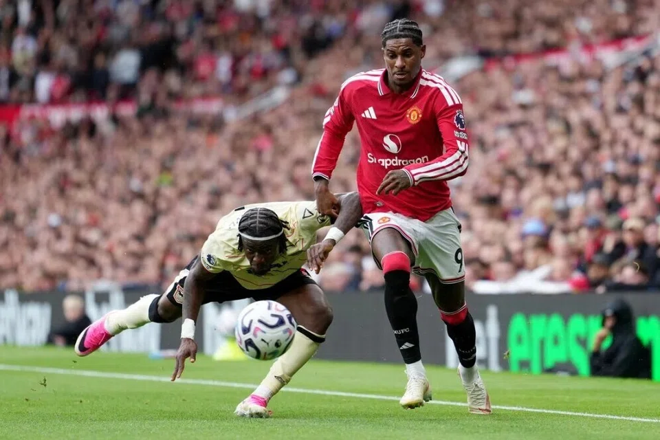 Marcus Rashford (kanan) dari Manchester United berebut bola dengan Abdul Fatawu dari Ipswich Town dalam perlawanan Liga Perdana pada 30 Ogos.