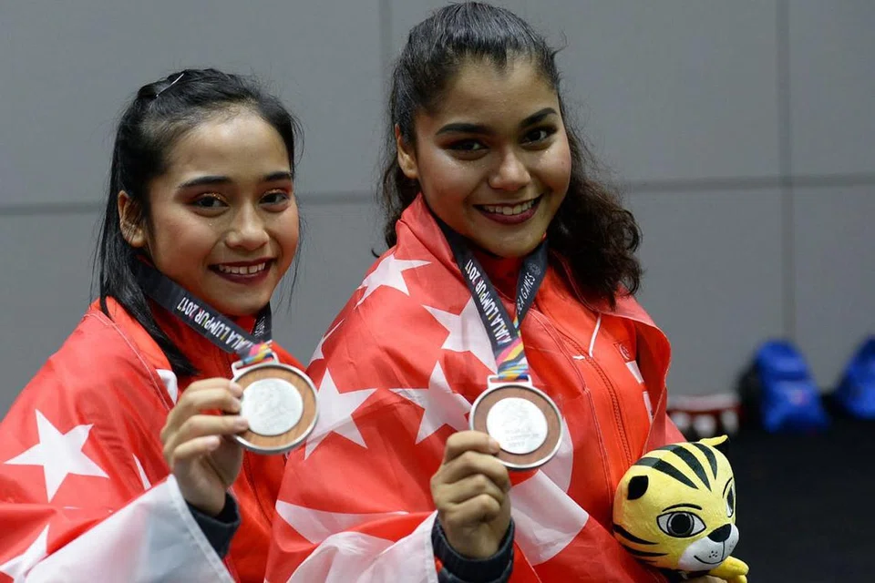NUR AZLYANA ISMAIL(kiri) dan NURHANISHAH SHAHRUDIN