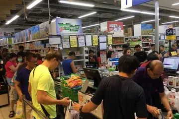 Orang ramai beratur untuk membeli barang keperluan, pada Isnin (16 Mac) di NTUC Fairprice Bukit Panjang. Encik Chan berkata kita perlu bertanggungjawab semasa membeli-belah dan hanya membeli apa yang diperlukan sahaja. 