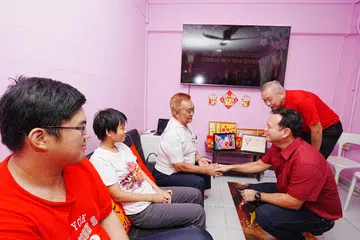 Encik Wong Choo Kum (tiga dari kanan), bersama anak saudaranya Madeline (dua dari kiri) dan seorang lagi anak saudaranya yang berkunjung dari Malaysia, Encik Lai Wei Tong (kiri). Bersama mereka ialah (dari kanan) Anggota Parlimen GRC Marsiling-Yew Tee, Encik Zaqy Mohamad, dan Pengerusi Kelab Masyarakat Marsiling, Encik Lim Hock Chee.