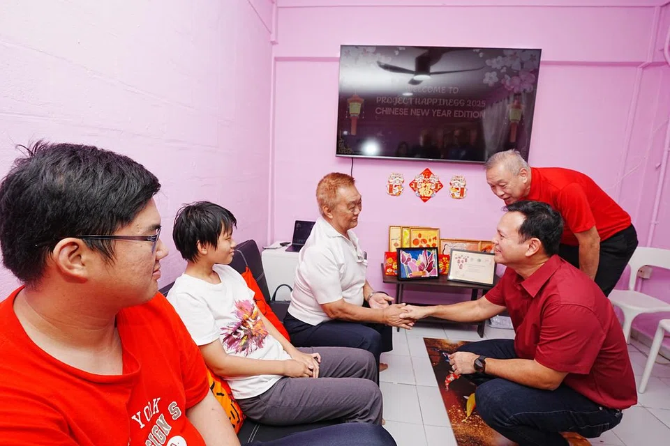 Encik Wong Choo Kum (tiga dari kanan), bersama anak saudaranya Madeline (dua dari kiri) dan seorang lagi anak saudaranya yang berkunjung dari Malaysia, Encik Lai Wei Tong (kiri). Bersama mereka ialah (dari kanan) Anggota Parlimen GRC Marsiling-Yew Tee, Encik Zaqy Mohamad, dan Pengerusi Kelab Masyarakat Marsiling, Encik Lim Hock Chee.